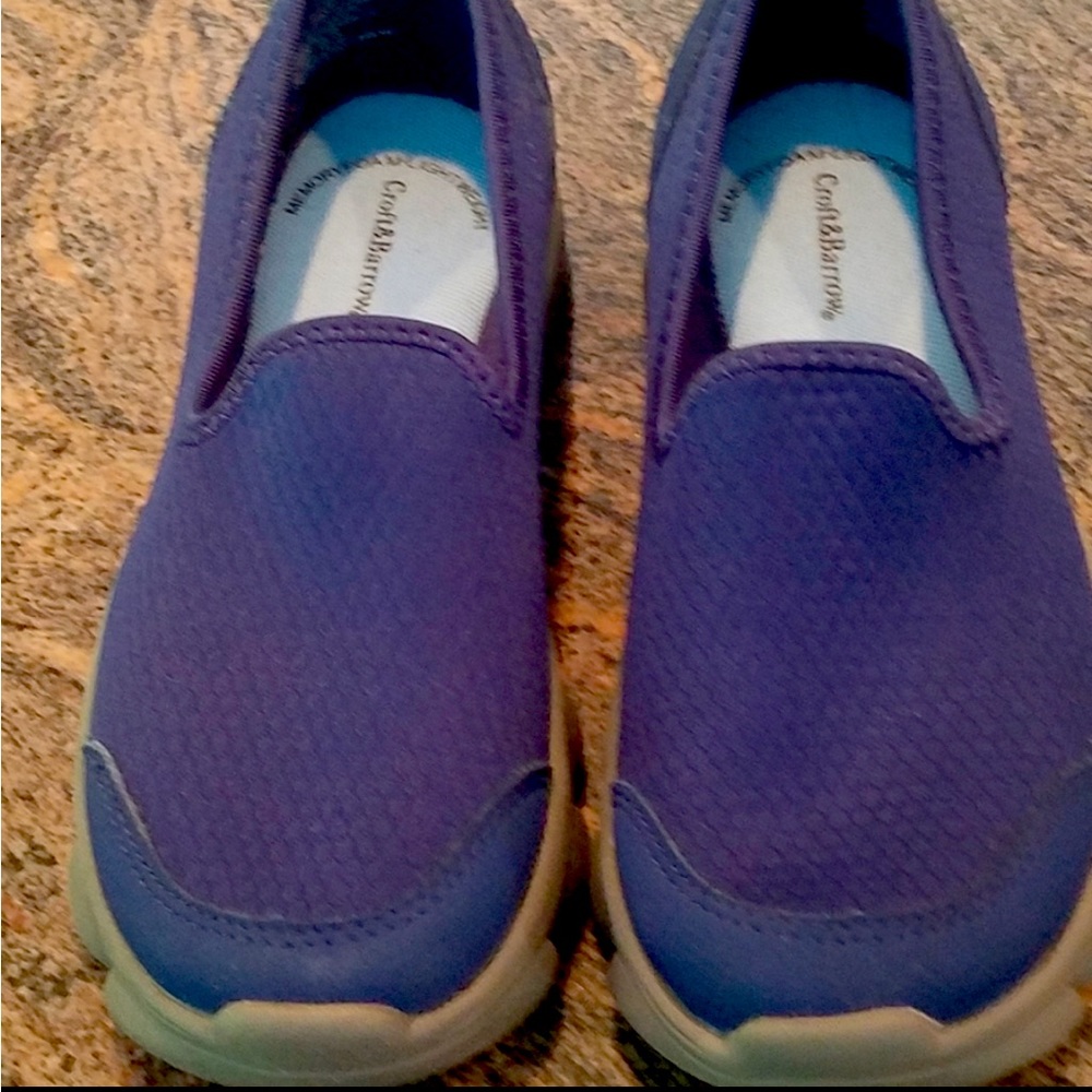 Croft & Barrow size 8 lightweight Women’s walking shoes with memory foam soles